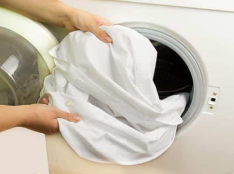 8 cách làm phẳng áo sơ mi không cần bàn ủi siêu đơn giản